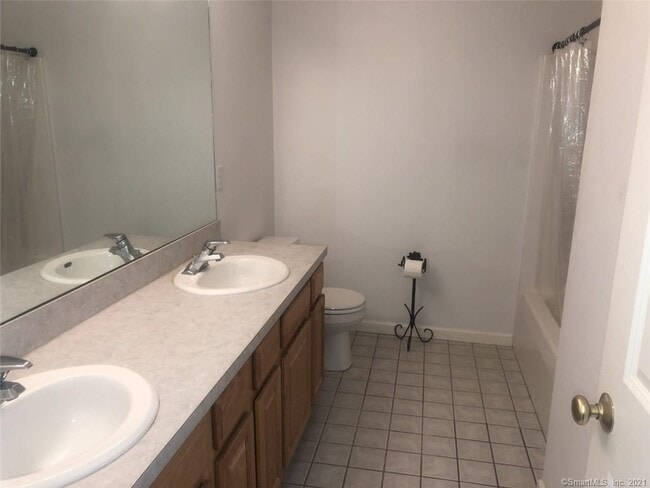 Building Photo - 560 Silver Sands Rd