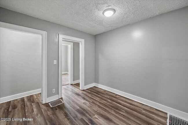Building Photo - 221 W Woodlawn Ave
