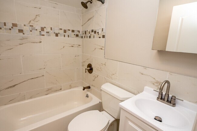 Building Photo - 592 Poplar St