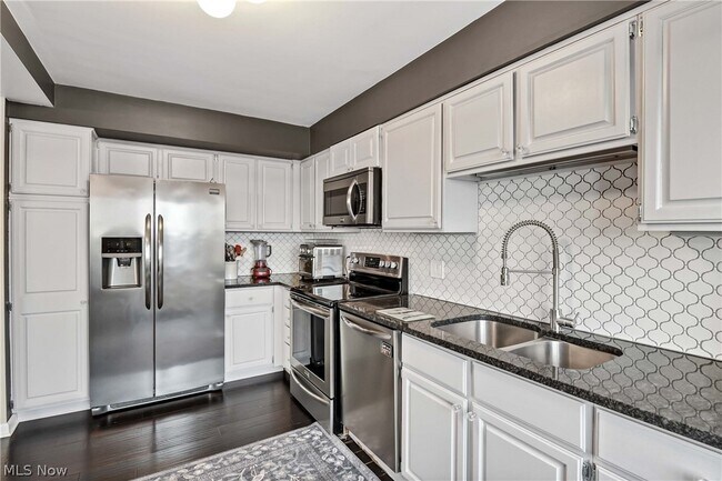 Building Photo - 12500 Edgewater Dr