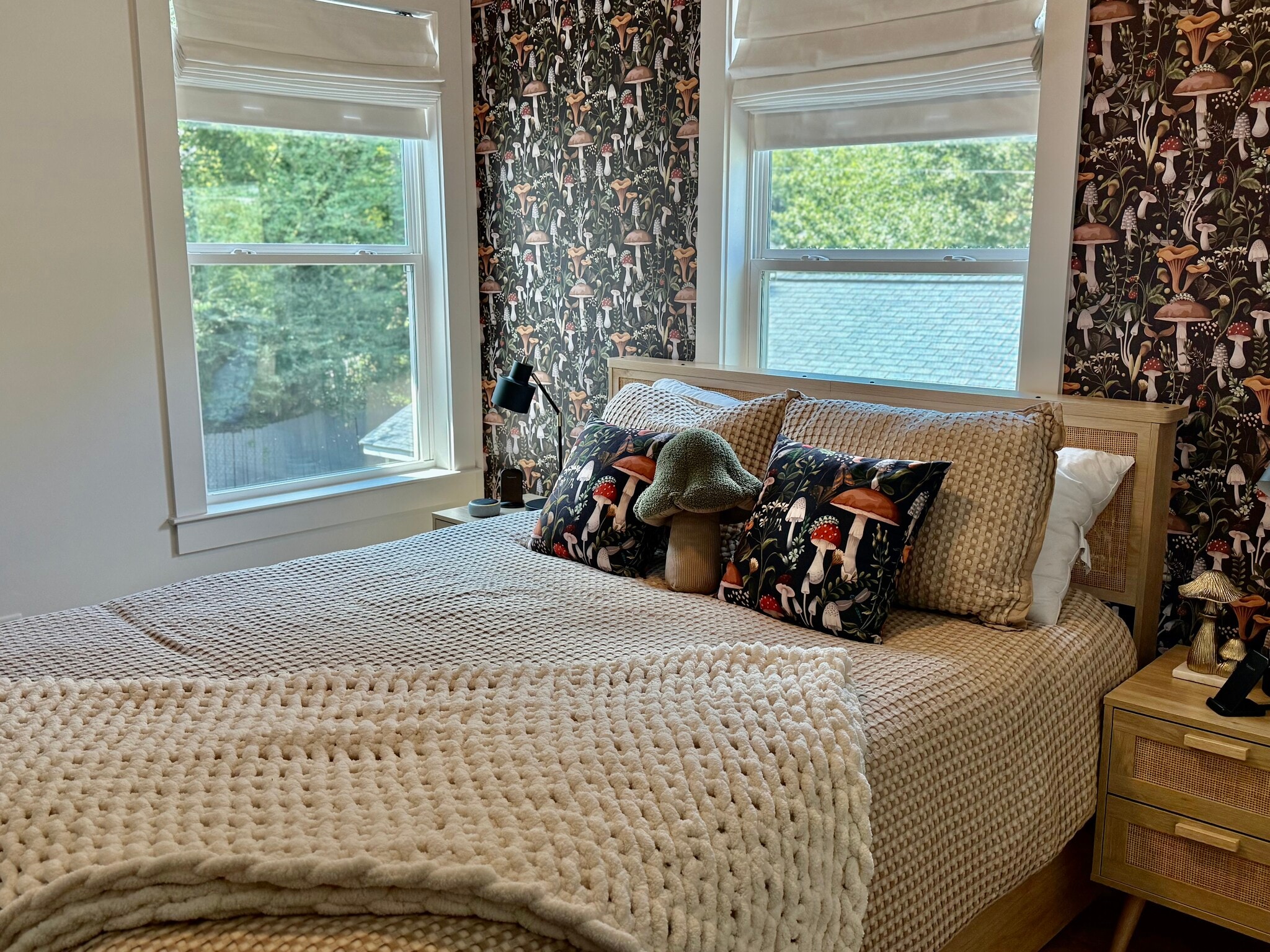 queen size memory foam bed with 100% cotton linens - 55 Weatherby St SE