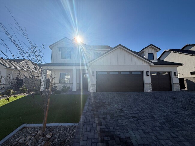 Building Photo - Gorgeous 5 bed 3.5 bath in Desert Canyons