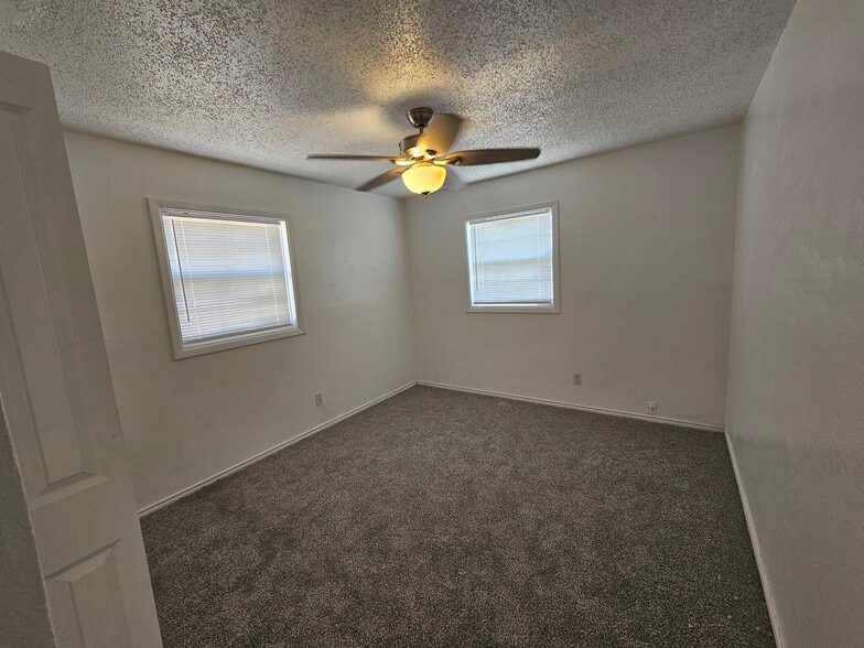 Building Photo - 1006 S Plains Park Dr