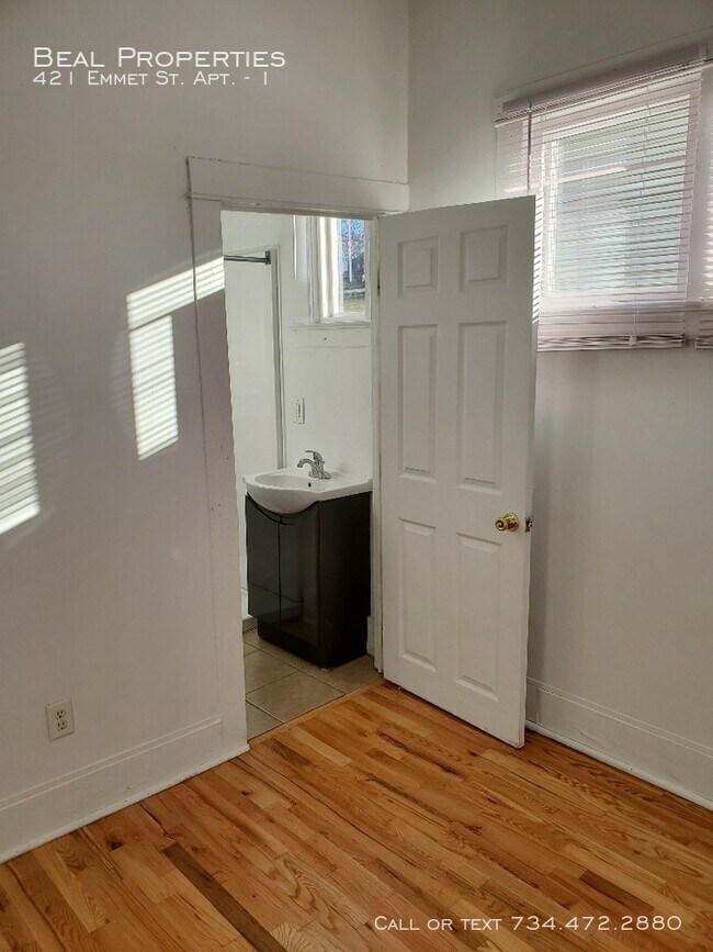Building Photo - 421 Emmet St
