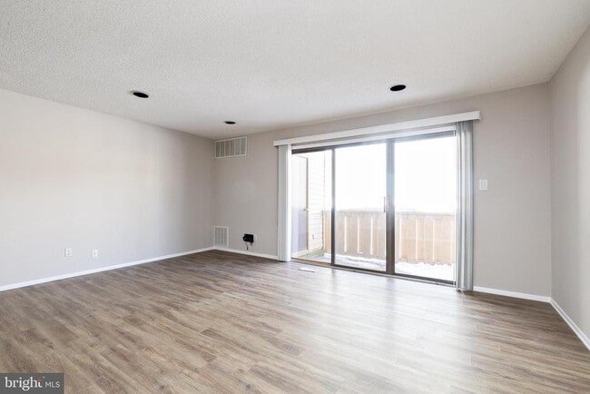 Building Photo - 211 Woodhollow Dr