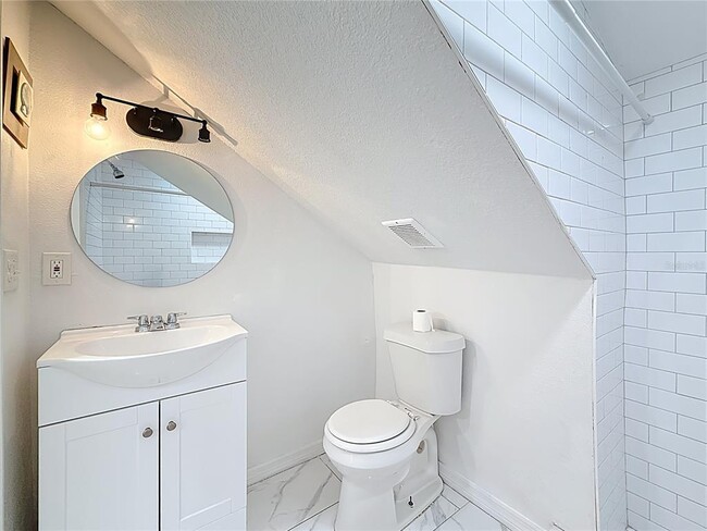 Building Photo - 618 17th Ave S