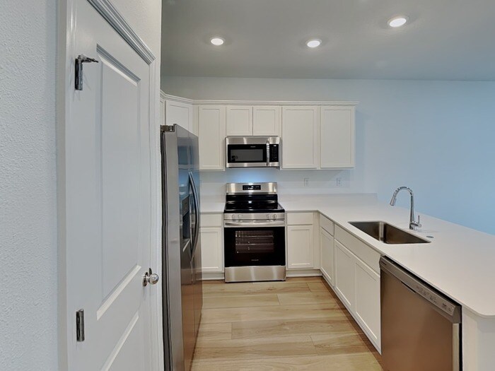 Building Photo - 586 Holly Lks Dr