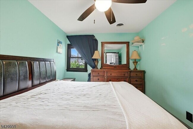 Building Photo - Single Family Home For Rent