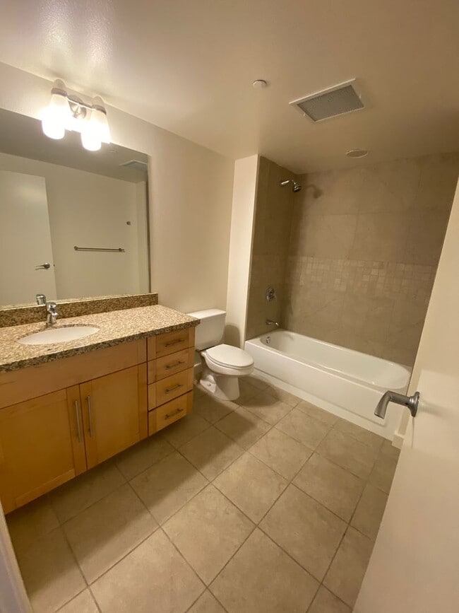 Building Photo - 600 Queen St