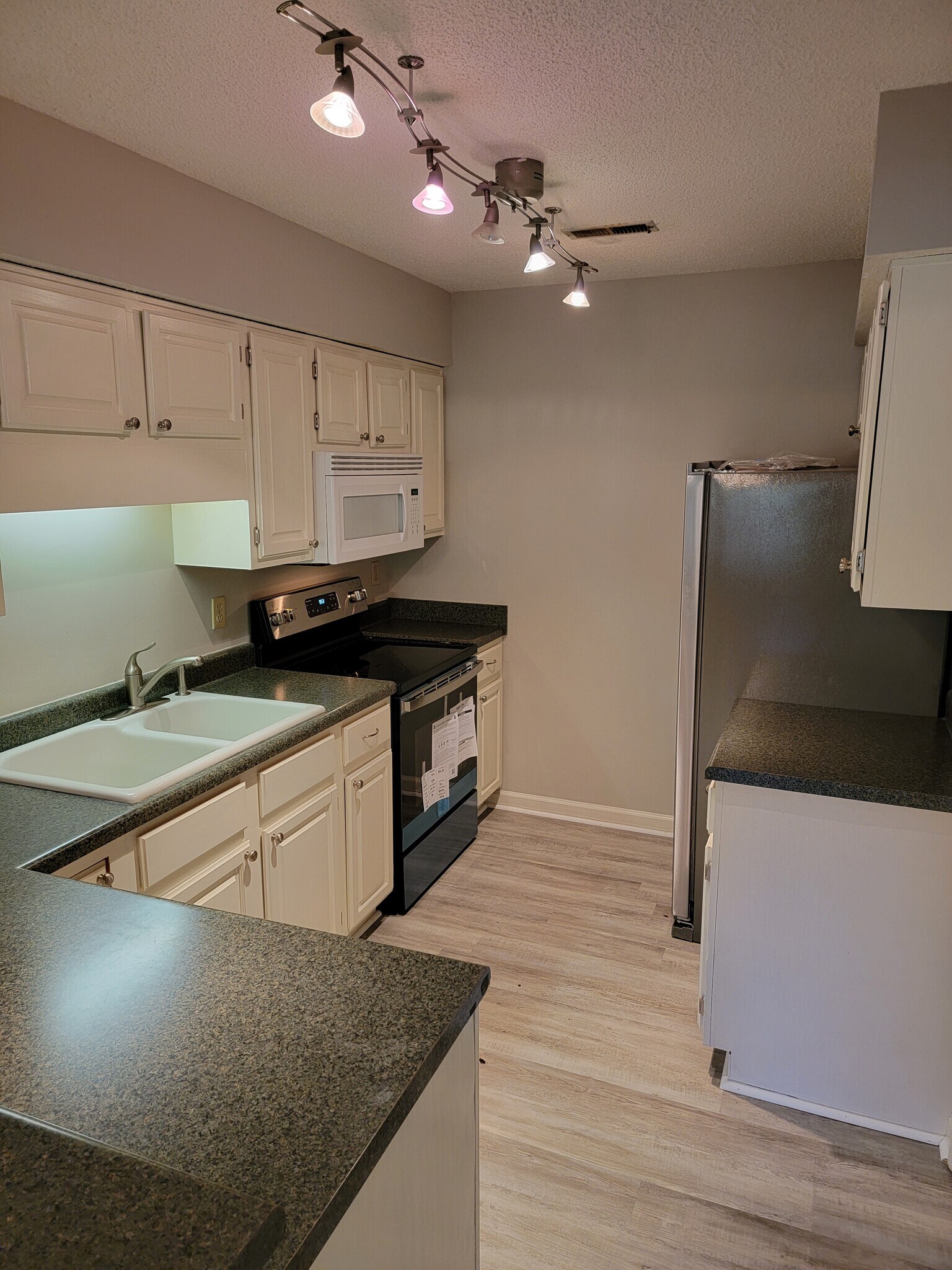 Building Photo - 5009 Sharon Rd