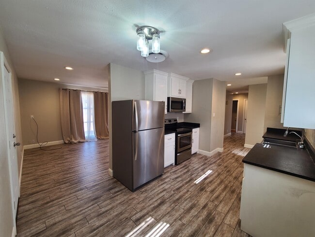 Building Photo - 409 E Shandon Ave