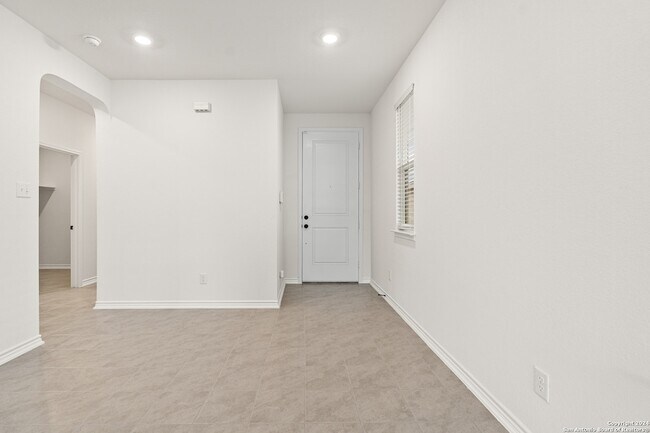 Building Photo - 246 W Flowing River Dr