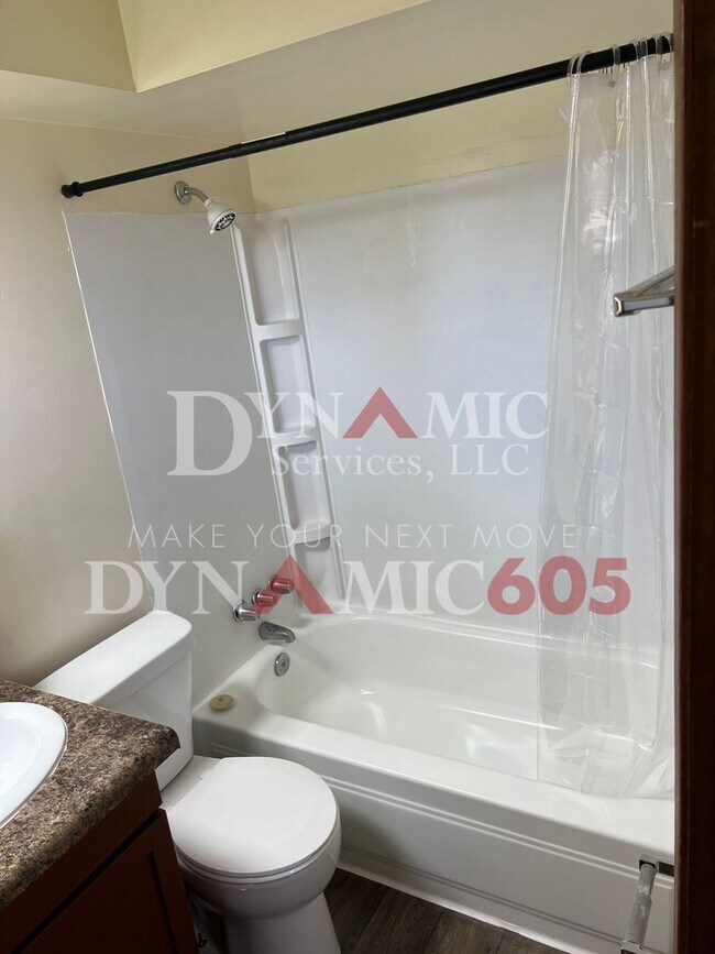 Building Photo - 1BD/1BA Garden Level Apartment in 6-Plex