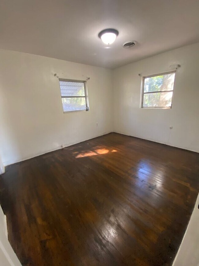 Building Photo - 2 Bed 1 Bath Home | Pet Friendly with Fenced Yard | Washer Dryer Hook Ups | Section 8 Welcome