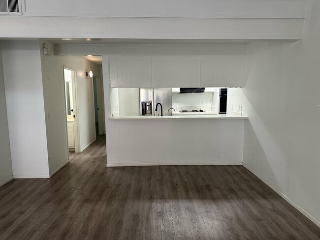 Building Photo - 2077 Village Ln