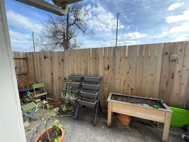 Building Photo - 718 Redwing Park Dr