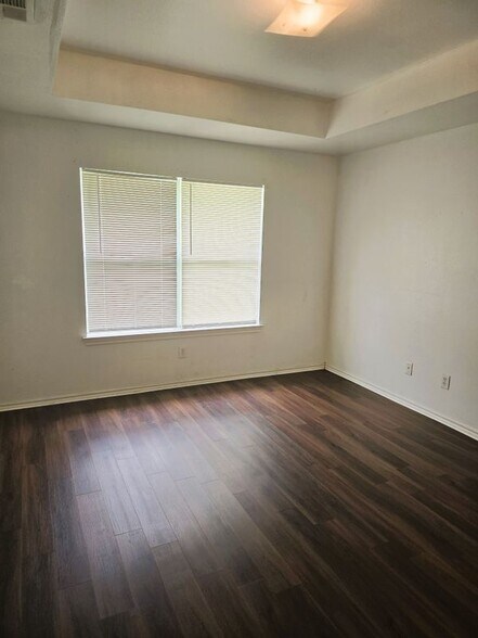 Building Photo - 1512 Parrot Ct