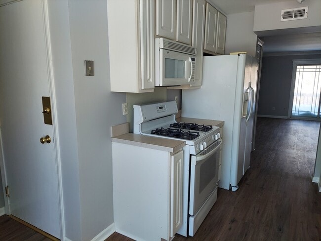 Building Photo - 1997 Tall Oaks Dr