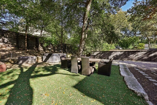 Building Photo - 8635 San Leandro Dr