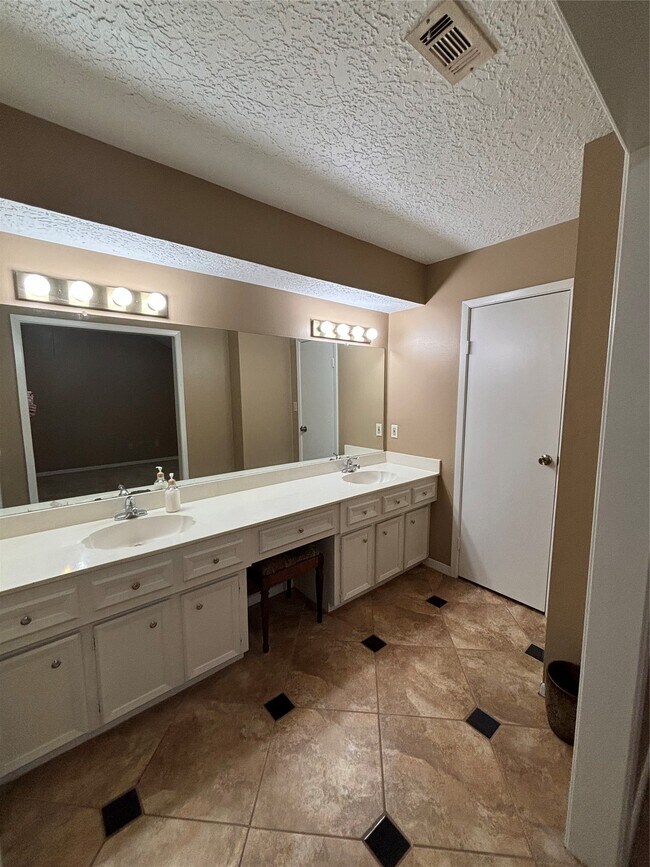 Building Photo - 15702 Oxenford Dr