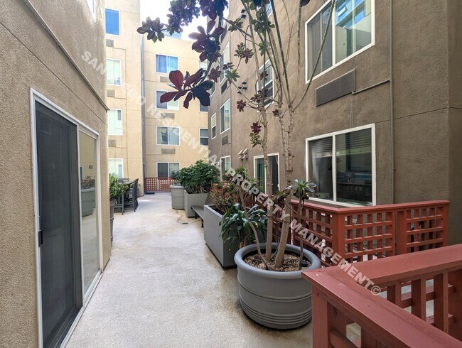 Building Photo - Updated Studio with Parking and Washer/Dryer in Prime Little Italy Location