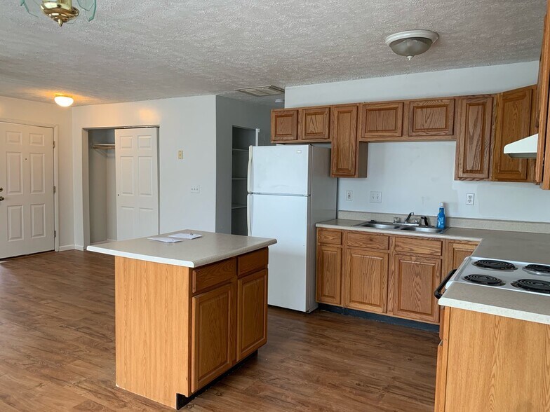 Building Photo - 225 Railroad St