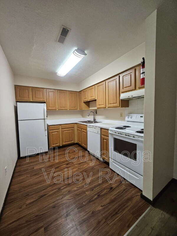 Building Photo - 1516 W Market St
