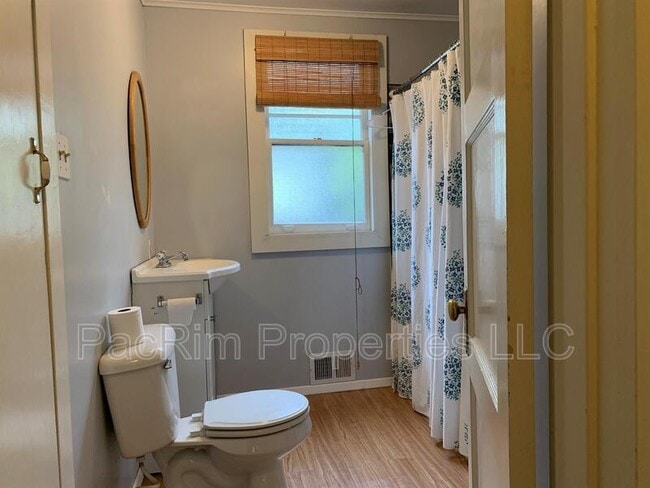 Building Photo - 1303 H St