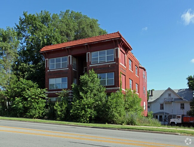 Primary Photo - 2912 E Linwood Blvd
