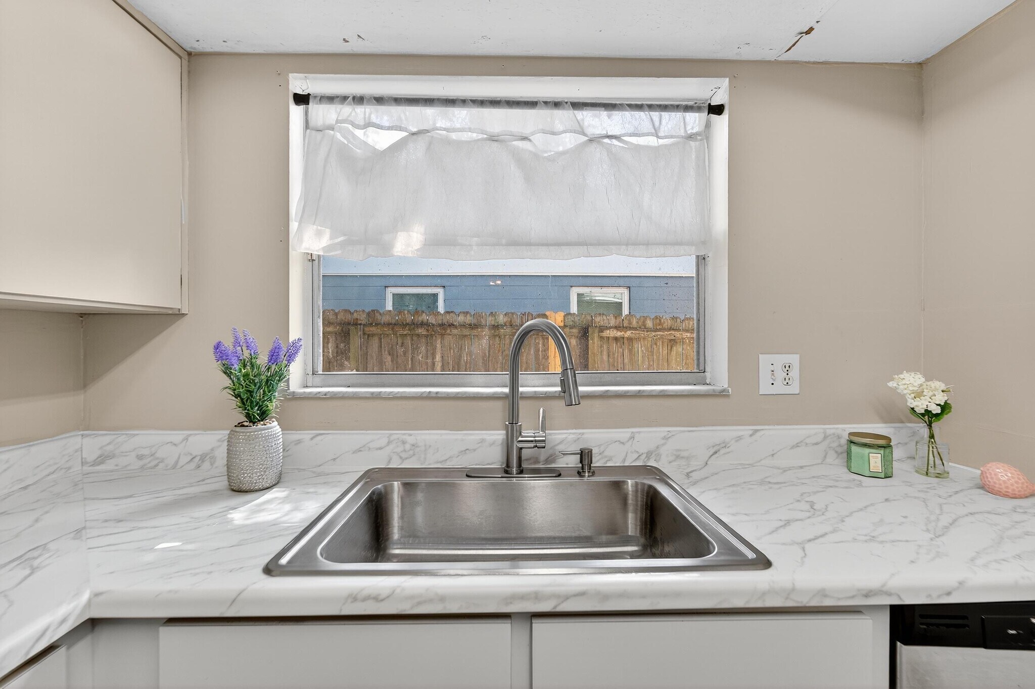 Building Photo - 1712 Village Ct