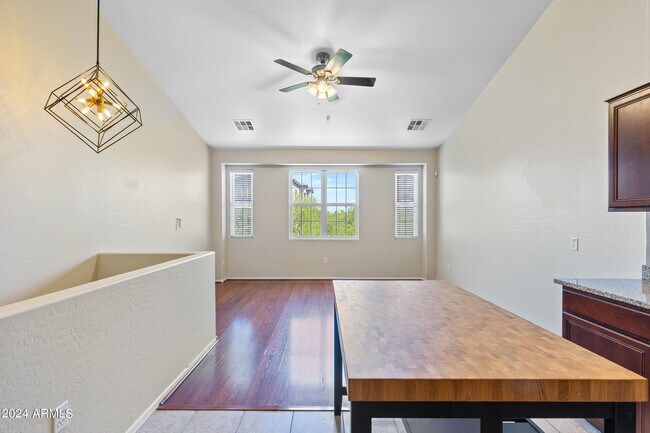 Building Photo - 2256 E Huntington Dr