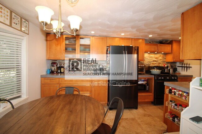 Building Photo - 203 Piscassic St