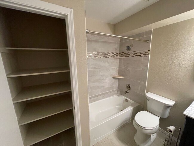 Building Photo - 1 Bedroom Condo in gated Hunting Meadows