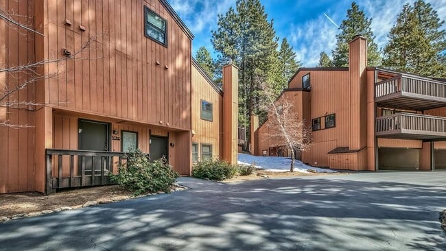 Building Photo - Well appointed, super clean condo - furnis...