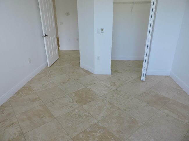 Building Photo - 730.5 Myrtlewood Cir W