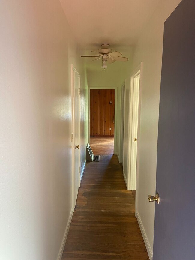 Building Photo - House with Charm, 2/1 with large garage and bonus room & bathroom