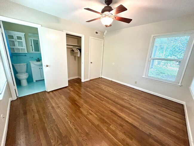 Building Photo - *MOVE IN SPECIAL* Stylishly Renovated Home with Fenced Backyard & Two Living Areas!