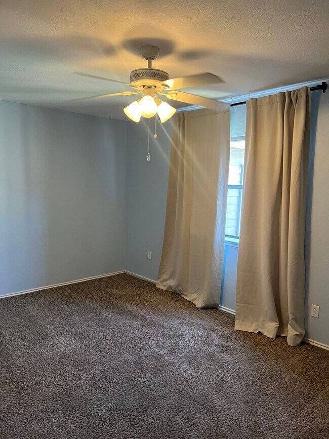 Building Photo - 2 Bedroom Townhome in Austin