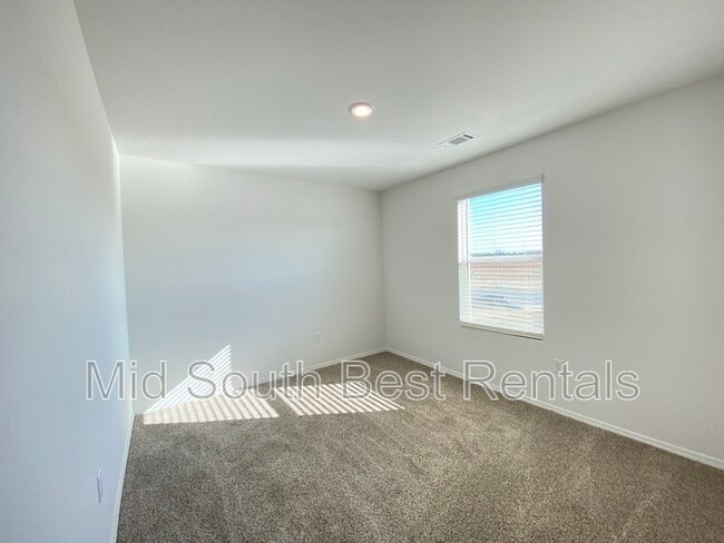 Building Photo - 36 Kelton Ln