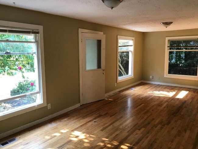 Building Photo - Charming 2 Bedroom 1 Bath house Available ...