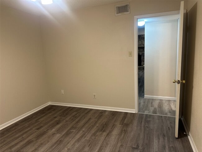 Building Photo - 17401 Red Oak Dr