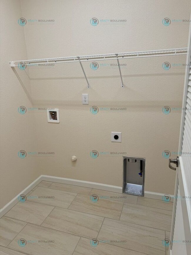Building Photo - Luxury and Convenience Fully Equipped 3-Bedroom 2.5 Bathroom 2 Car Garage Townhome in Carson City
