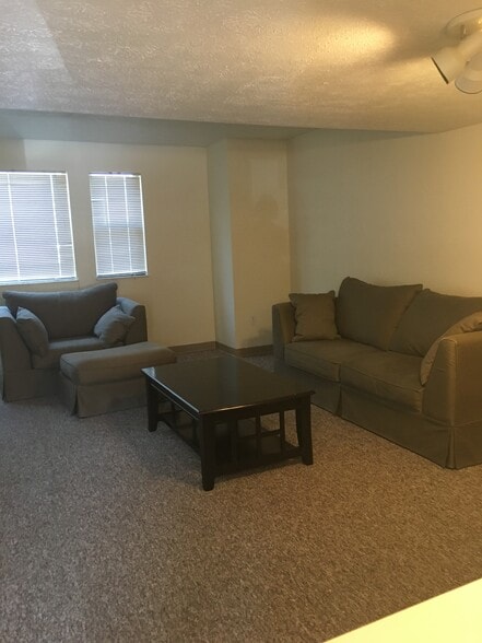 Living room - 3268 Niagara Sq