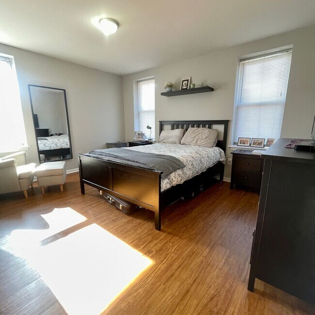 Building Photo - SPACIOUS bi-level apartment with fenced yard