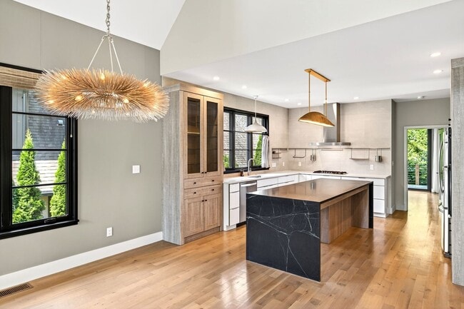 Building Photo - Stunning Luxury Home in the Village of Che...