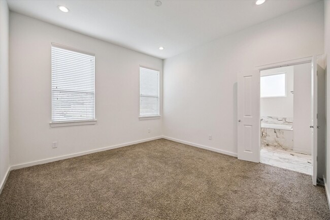 Building Photo - 1117 Highland Square Ln