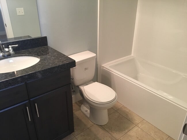 Building Photo - 3 Bed 2 Bath Condo with Garage