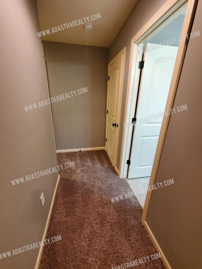 Building Photo - Beautiful and Spacious Olathe Townhome-Available in APRIL!!!