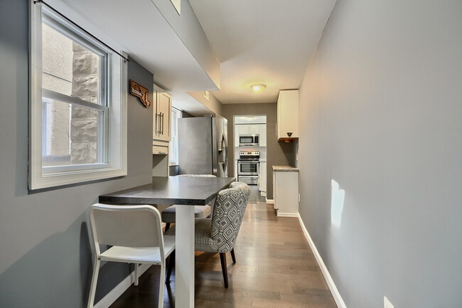 Building Photo - 411 S Madeira St