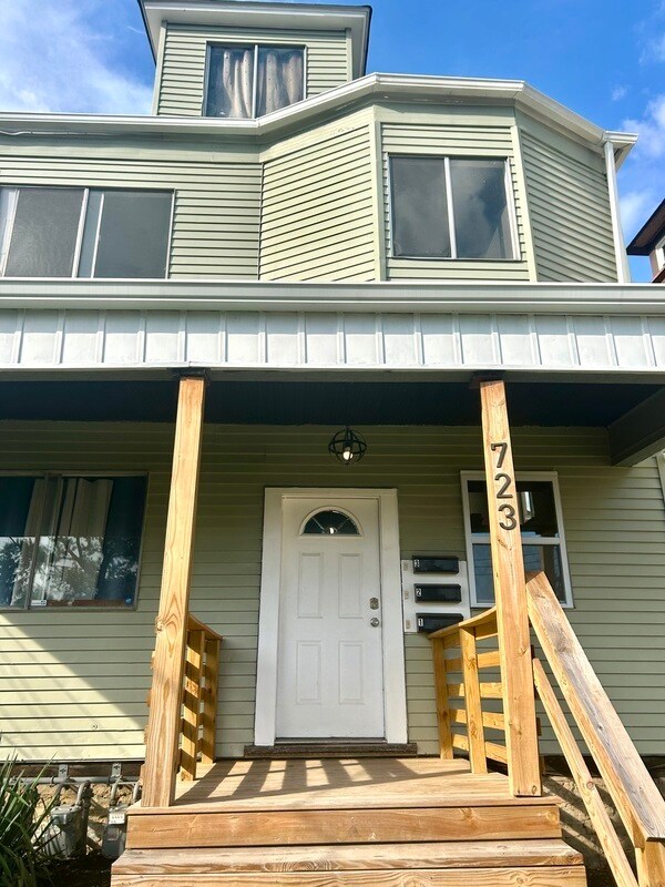 Primary Photo - 723 Taylor Ave